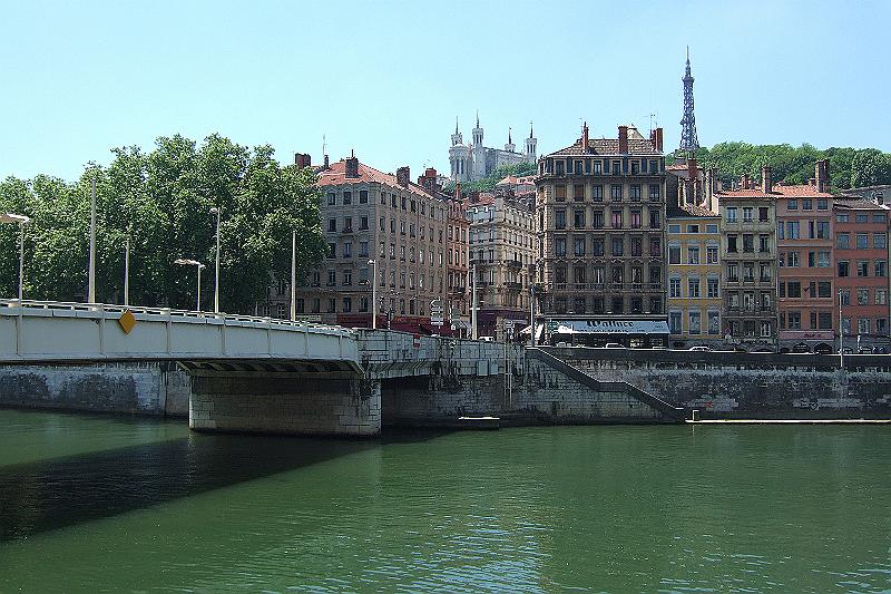2010-06- (203).JPG - ... mit dem Hügel "Fourvière" und dem "Mini-Eiffelturm"
